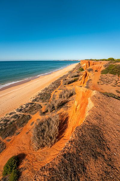 Soleil sur la plage de Praia da Falésia en Algarve, Portugal par Leo Schindzielorz