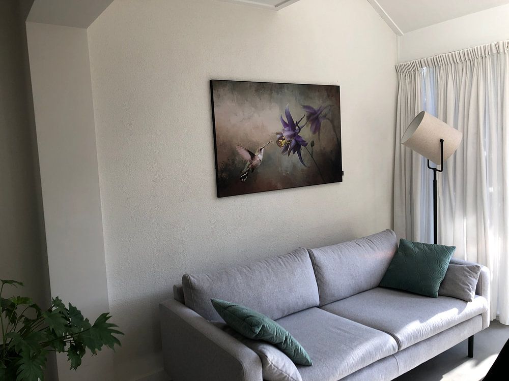 Kolibri mit violetter Blüte und grünem Hintergrund  von Diana van Tankeren 