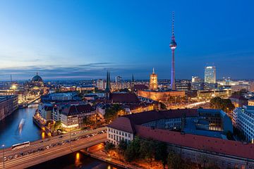 Berlijnse TV-toren op het blauwe uur