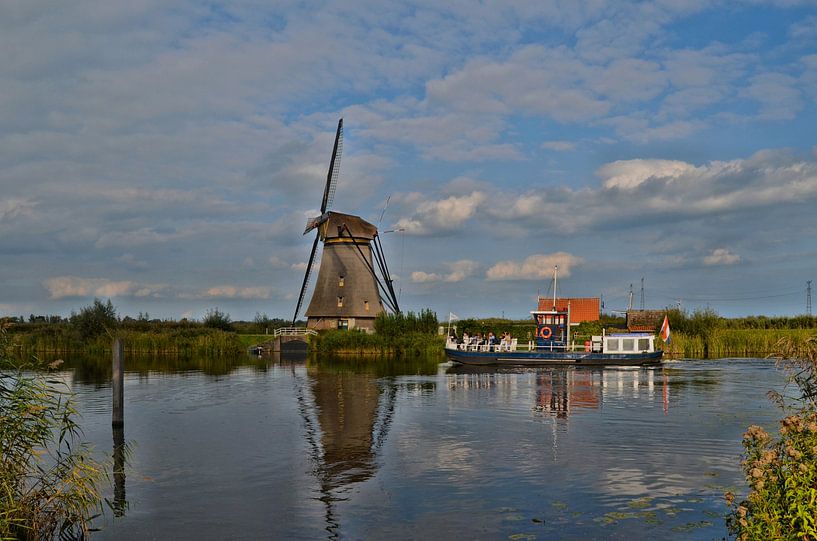 Rondvaartboot bij molen in Kinderdijk van Leo Huijzer