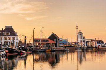 Zonsondergang in de historische haven van Harderwijk van Martin Bergsma