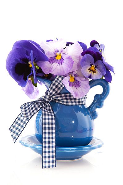 Kleine blaue Vase und Veilchen von Ivonne Wierink