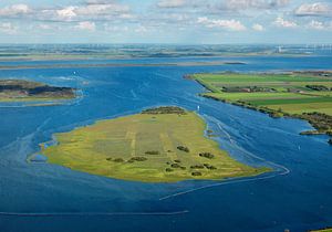 Eiland Dwars in de Weg is een vlakke zandplaat voor de haven uitgang van Brouwershaven. van Sky Pictures Fotografie