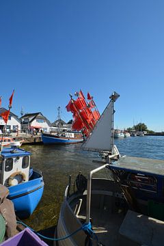rote Fahnen am Fischerboot, Vitte, Hiddensee