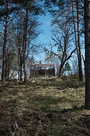 Dilapidated Swedish house by Geertjan Plooijer