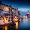 Venetië at night - Italië van Niels Dam