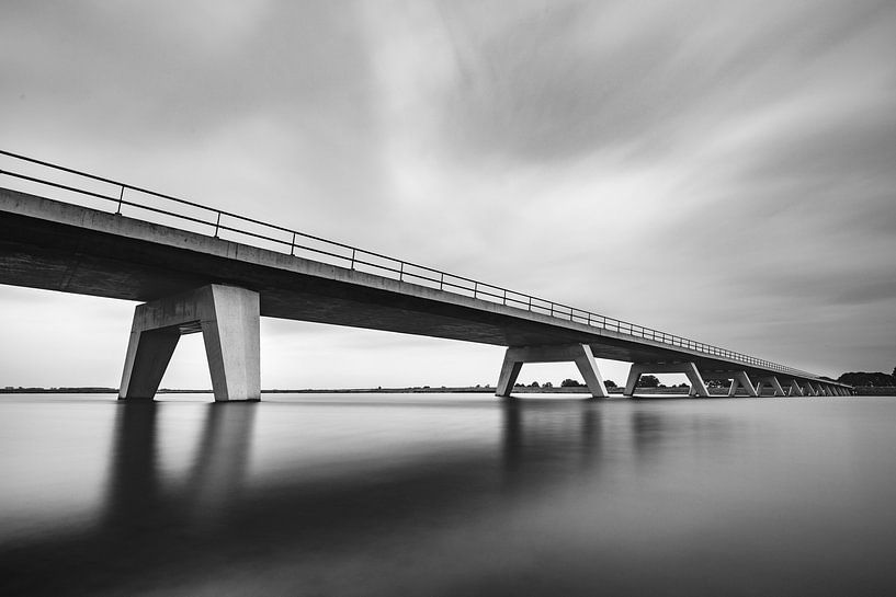 Brücke über den Reevediep-See während eines bedeckten Tages bei Kampen in Overijssel, Niederlande. L von Sjoerd van der Wal Fotografie
