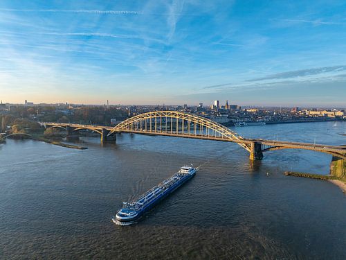 Nijmegen Waalbrug sur la rivière Waal au lever du soleil sur Sjoerd van der Wal Photographie