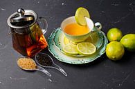 Schwarzer Tee mit Limette, arrangiert auf einem Platzset mit Früchten von Babetts Bildergalerie Miniaturansicht