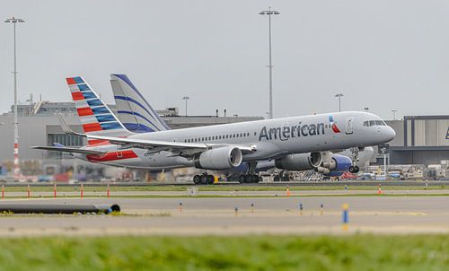 Take-off American Airlines Boeing 757-200.