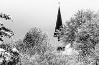 Deutsche Dorfkirche im Schnee (schwarz-weiß) von Remco Bosshard Miniaturansicht