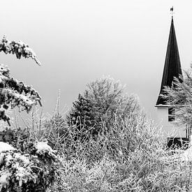 Duitse dorpskerk in de sneeuw (zwart/wit) van Remco Bosshard