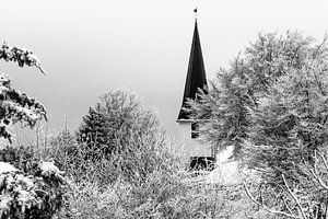 Deutsche Dorfkirche im Schnee (schwarz-weiß)