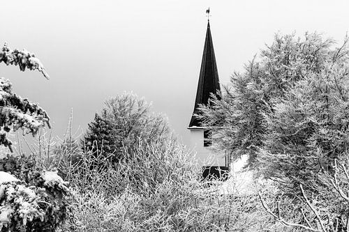 Duitse dorpskerk in de sneeuw (zwart/wit)