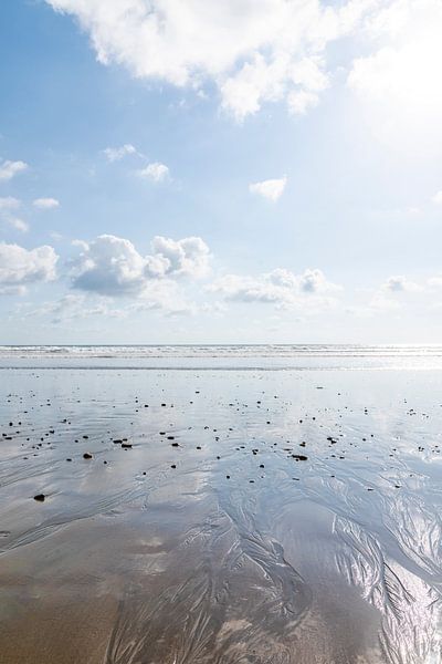 Reflexionen über die Küstenlinie - Harmonie zwischen Himmel und Erde von Femke Ketelaar