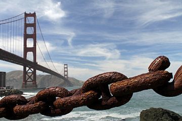 Roestige ketting en Golden Gate Bridge van Lensw0rld