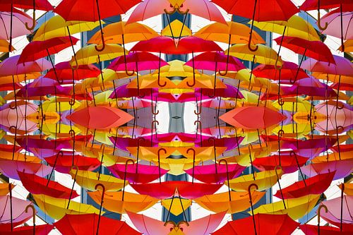 Farbenfrohe Regenschirm-Kunstinstallation in Bordeaux – Symmetrische abstrakte Wanddekoration von Bas Potman