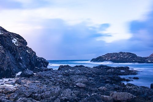 Foto genomen onder een klif op Vesterålen