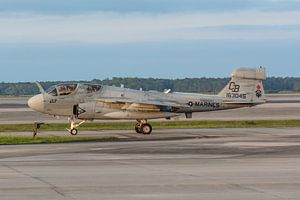 Ein Grumman EA-6B Prowler (163045) rollte nach einem schönen Vorbeiflug mit 2 anderen Prowlern an de
