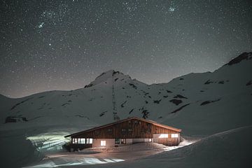 Berghütte bei Nacht