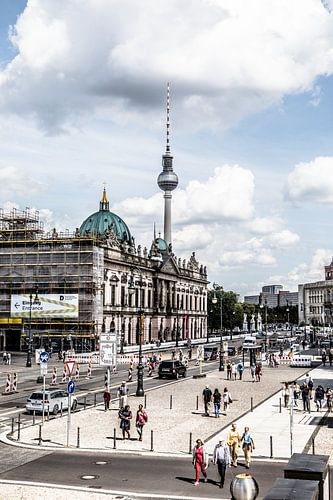 straatbeeld in Berlijn met tv toren en paleis