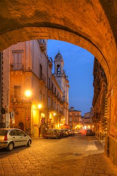 Archway Arco Divia Crociferi met barokke straat Via Crociferi in de schemering, Catania, Sicilië, It