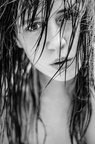 Après la pluie : un autoportrait intense en noir et blanc, plein d'émotion et de réflexion