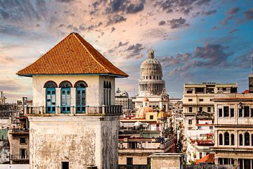 Uitzicht op de daken van de oude stad en het Capitool van Havana Cuba van Dieter Walther