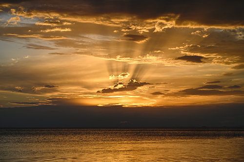 Zonsondergang aan zee