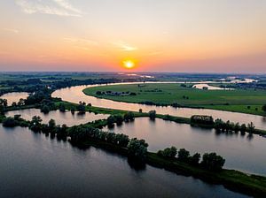 IJssel-Landschaft bei Sonnenuntergang von oben gesehen