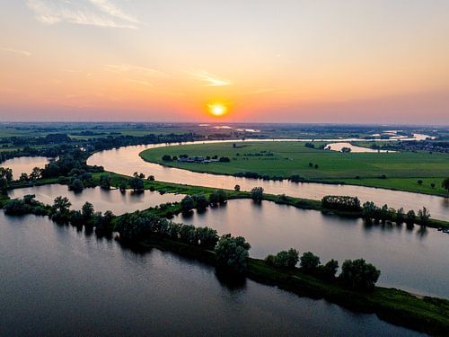 IJssellandschap tijdens zonsondergang van bovenaf gezien