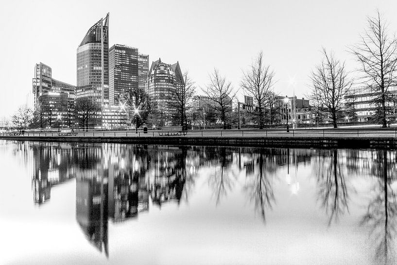 Skyline du centre-ville de La Haye - paysage urbain en noir et blanc par Retinas images