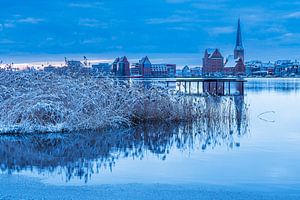 Blick über die Warnow auf die Hansestadt Rostock im Winter