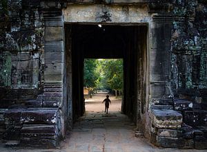 Poort van tempelcomplex Angkor Wat in Cambodja van Teun Janssen