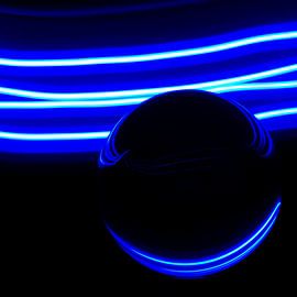 Glaskugel mit blauer Lichtmalerei von Annet Niewold