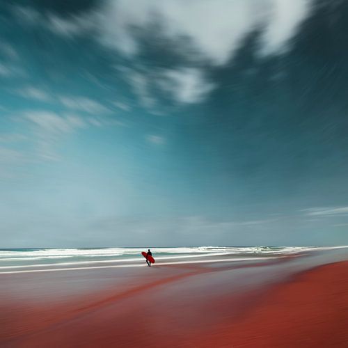 Surfer an einem windigen Strand - Atlantik - Frankreich von Dirk Wüstenhagen