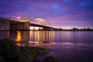 Beleuchtete Van-Brienenoord-Brücke von Mark De Rooij