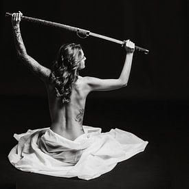 Modèle nu avec une épée. sur Retinas Fotografie