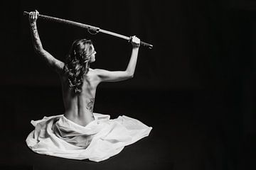 Nacktes Modell mit einem Schwert. von Retinas Fotografie