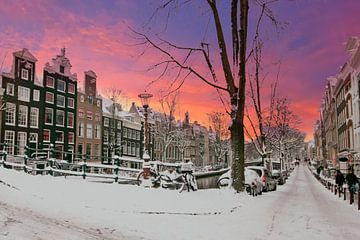 Stadsgezicht van een besneeuwd Amsterdam in Nederland bij zonsondergang van Eye on You