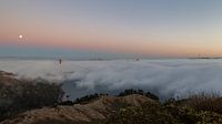 Die Golden Gate Bridge bei nebligem Sonnenuntergang