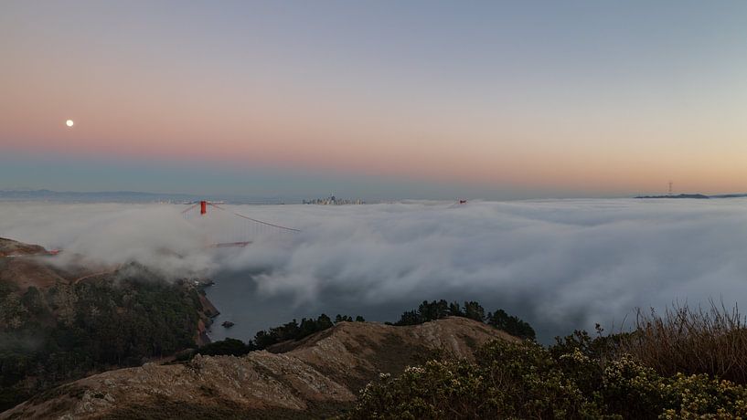 Le Golden Gate Bridge sous un coucher de soleil brumeux par Thomas Bekker