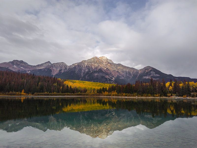 Patricia Lake und Pyramid Mountain in Jasper, Kanada von Daan Duvillier | Dsquared Photography