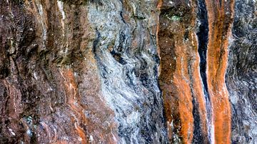 Farbenfrohe natürliche Linien in einer Felswand von Hans Kwaspen