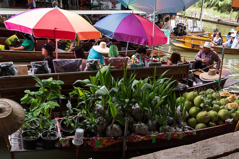 Floating market in Thailand by Mirjam Welleweerd