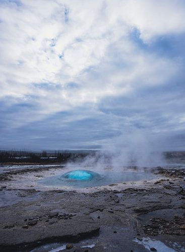 Strokkur geiser bij de Golden Circle in IJsland