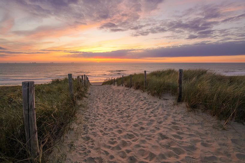 Strand, zee en een prachtige zonsondergang van Dirk van Egmond