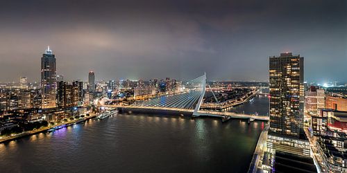Avondfoto van Rotterdamse Skyline