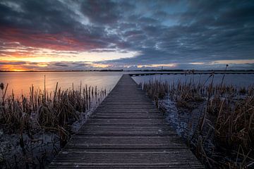 Kleurrijke zonsondergang aan het Dannemeer van Peter Kuipers