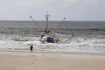 Ameland/Bateau sur la plage sur Rinnie Wijnstra